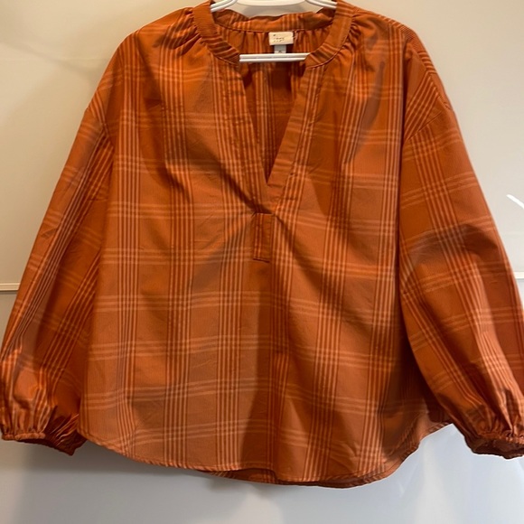Burnt orange plaid v-neck top with sleeves. Beautiful top for fall 🍁 - Picture 4 of 6